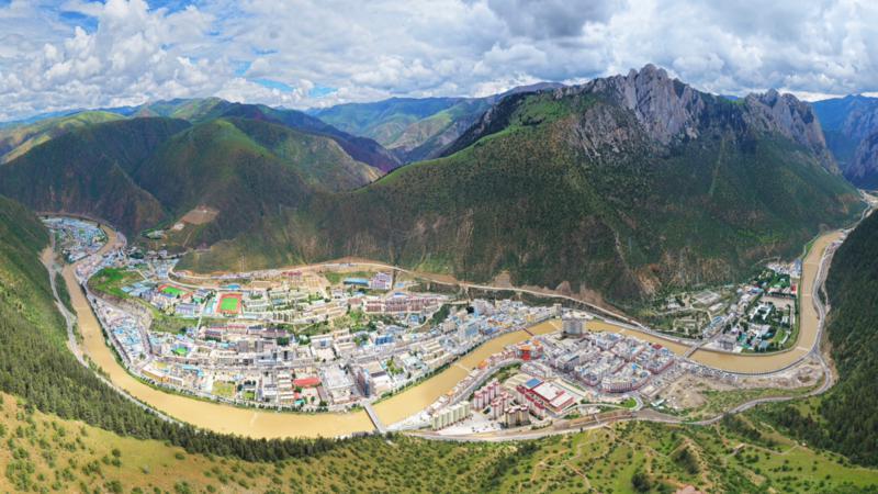 甲子巨变迎大庆 振兴奋进新时代